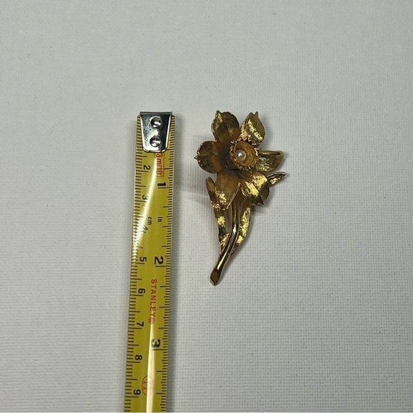 VINTAGE D'Orlan Signed Gold Tone Faux Pearl Flower Brooch - Picture 8 of 8